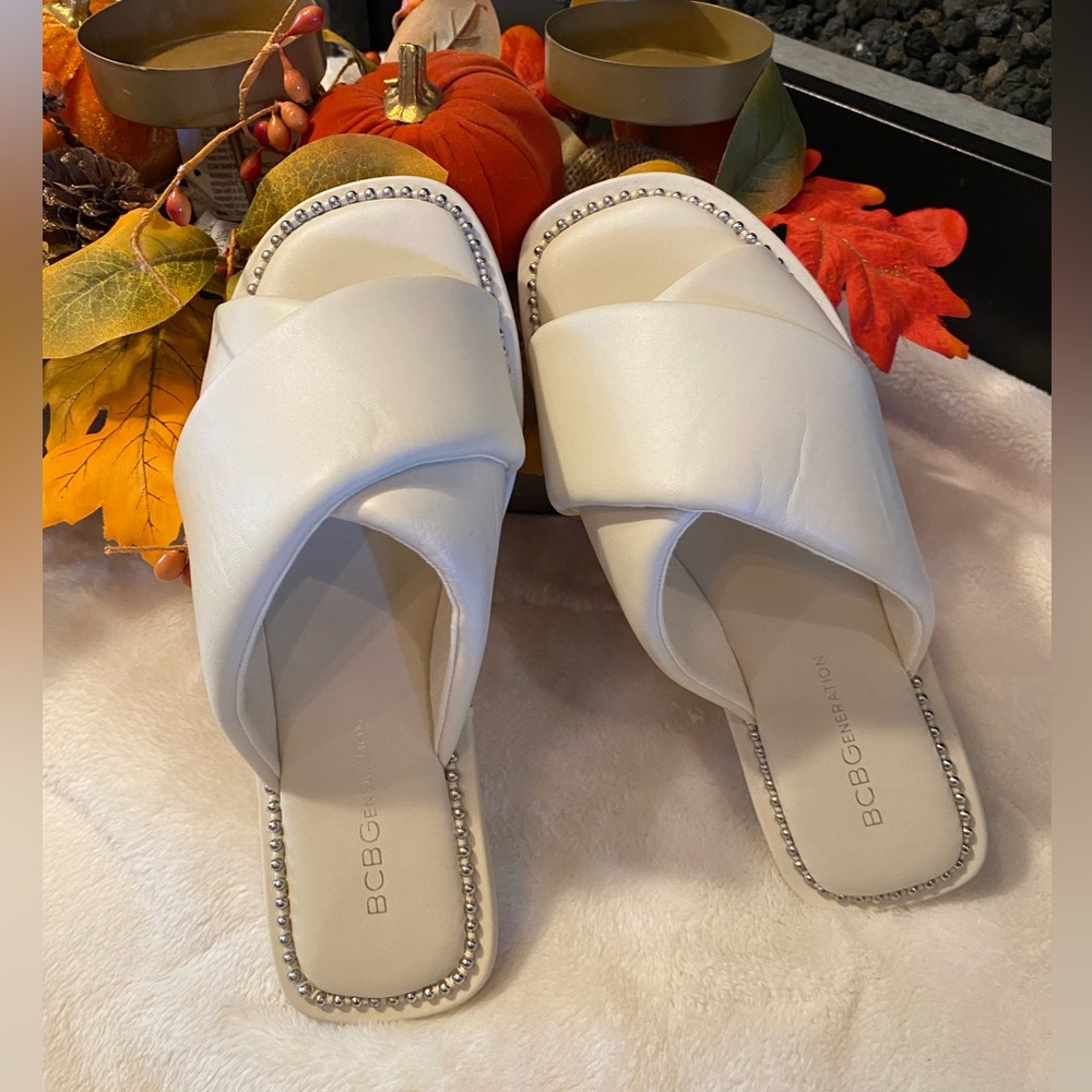 BCBGENERATION WOMEN’S WHITE SANDALS